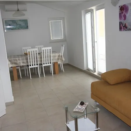 Apartment Bay *