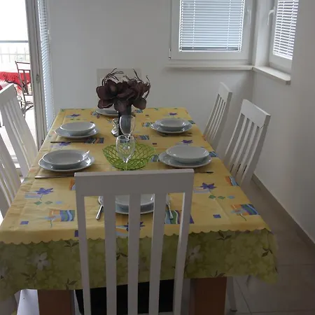 Apartment Bay Mimice