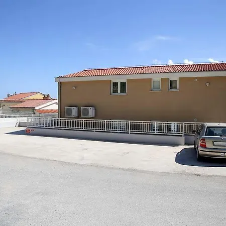 Apartment Bay *
