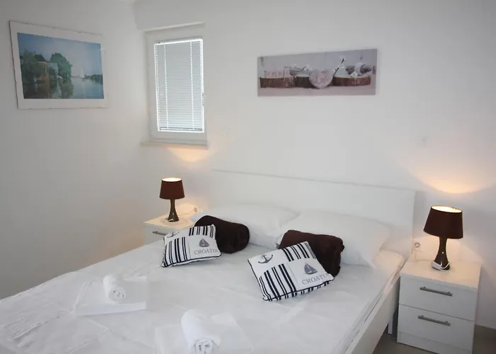 Bay Apartment *