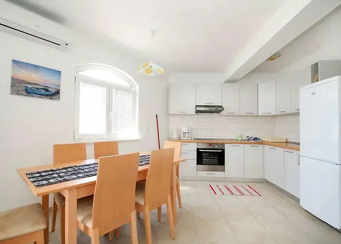 Apartment Bay *